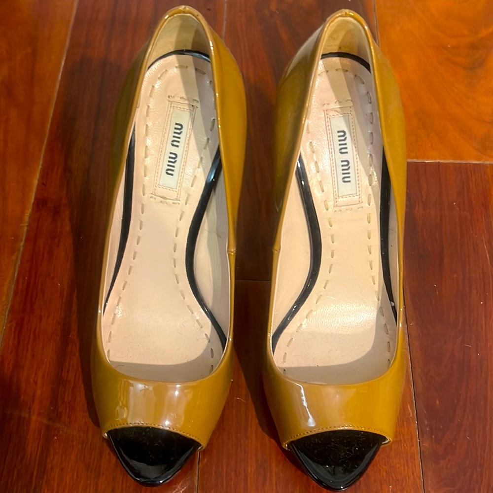 Mini Miu Tan and black patent leather platform pickaboo  size 37.5